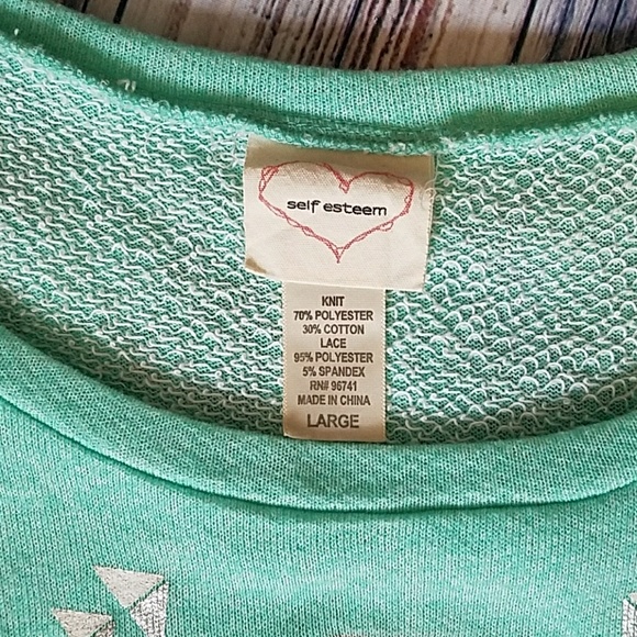 A super cute green short-sleeve like sweatshirt. - Picture 4 of 5